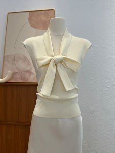 Elegant V-neck Short Sleeve T-shirt Womens Summer Unique High-end Slim-fit Beautiful Top Korean Style Commute Pure Color