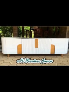 Meja TV Gold Top & Wood Top Marmer Carrara\\n\\n Apa Itu Meja TV Desain Elegan?\\n\\nMeja TV desain elegan adalah furnitur yang dirancang secara khusus untuk menampilkan televisi Anda dengan gaya dan kenyamanan maksimal. Dalam artikel ini, kita akan membahas dua jenis meja TV yang populer: Meja TV Gold Top dan Meja TV Wood Top Marmer Carrara.\\n\\n Kelebihan Meja TV Gold Top\\n\\nMeja TV Gold Top memiliki beberapa kelebihan yang membuatnya menjadi pilihan yang tepat untuk ruang tamu Anda:\\n\\n- **Gaya modern**: Meja TV Gold Top menawarkan gaya modern dan elegan yang akan meningkatkan penampilan ruang tamu Anda.\\n- **Material berkualitas**: Meja TV Gold Top terbuat dari bahan berkualitas tinggi yang tahan lama dan mudah dirawat.\\n- **Fungsi praktis**: Meja TV Gold Top dilengkapi dengan laci penyimpanan dan ruang penyimpanan yang cukup untuk menampung perangkat elektronik Anda.\\n\\n Kelebihan Meja TV Wood Top Marmer Carrara\\n\\nMeja TV Wood Top Marmer Carrara juga memiliki beberapa kelebihan yang membuatnya menjadi pilihan yang tepat untuk ruang tamu Anda:\\n\\n- **Desain menawan**: Meja TV Wood Top Marmer Carrara memiliki desain yang menawan dan berkelas, yang akan meningkatkan penampilan ruang tamu Anda.\\n- **Material berkualitas**: Meja TV Wood Top Marmer Carrara terbuat dari kayu berkualitas tinggi dan marmer Carrara yang tahan lama dan mudah dirawat.\\n- **Fungsi praktis**: Meja TV Wood Top Marmer Carrara dilengkapi dengan laci penyimpanan dan ruang penyimpanan yang cukup untuk menampung perangkat elektronik Anda.\\n\\n Cara Memilih Meja TV yang Tepat untuk Ruang Tamu\\n\\nBerikut adalah beberapa tips untuk memilih meja TV yang tepat untuk ruang tamu Anda:\\n\\n Pertimbangkan Ukuran Ruang Tamu\\n\\nPertimbangkan ukuran ruang tamu Anda sebelum membeli meja TV. Pastikan meja TV yang Anda pilih sesuai dengan ukuran ruangan Anda dan tidak terlalu besar atau terlalu kecil.\\n\\n Perhatikan Fungsi Meja TV\\n\\nPerhatikan fungsi meja TV yang Anda inginkan. Apakah Anda ingin meja TV yang hanya digunakan untuk menempatkan televisi, atau juga bisa digunakan sebagai meja kerja atau tempat penyimpanan?\\n\\n Sesuaikan Dengan Desain Interior Ruang Tamu\\n\\nPastikan meja TV yang Anda pilih sesuai dengan desain interior ruang tamu Anda. Pilih meja TV yang cocok dengan tema dan warna ruangan Anda.\\n\\n Tips Memaksimalkan Fungsi Meja TV\\n\\nBerikut adalah beberapa tips untuk memaksimalkan fungsi meja TV Anda:\\n\\n Simpan Perangkat Elektronik dengan Rapi\\n\\nSimpan perangkat elektronik Anda dengan rapi di dalam laci atau ruang penyimpanan pada meja TV Anda. Ini akan membuat ruangan Anda terlihat lebih bersih dan rapi.\\n\\n Gunakan Meja TV sebagai Meja Kerja\\n\\nJika Anda memiliki meja TV yang cukup besar, Anda bisa menggunakan meja TV tersebut sebagai meja kerja tambahan. Ini akan sangat berguna jika Anda sering bekerja di rumah.\\n\\n Atur Pencahayaan yang Tepat\\n\\nPastikan pencahayaan ruangan Anda sesuai dengan meja TV Anda. Jika pencahayaan ruangan Anda terlalu terang, ini bisa mengganggu penglihatan Anda saat menonton televisi.\\n\\nDengan mempertimbangkan beberapa faktor di atas, Anda bisa memilih meja TV yang tepat untuk ruang tamu Anda dan memaksimalkan fungsinya. Meja TV Gold Top dan Meja TV Wood Top Marmer Carrara adalah dua pilihan yang bagus untuk Anda pertimbangkan.\n}