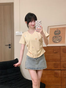 Áo Thun Nữ Tay Ngắn Thêu Ngôi Sao Màu Sắc Thời Trang Mùa Hè 2024 Cổ Chữ V Ôm Vừa Vặn Ngắn