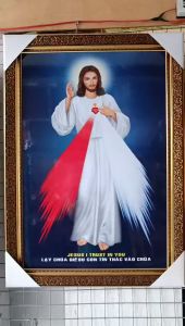 Khung tranh hình Lòng Chúa thương x.ó.t kt 40x60(cm) có khung viền hoa văn - tranh treo c.ông giáo