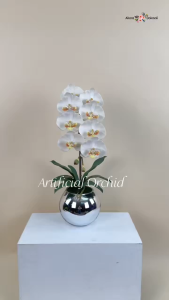 Akara Dokmaii แจกันกล้วยไม้ประดิษฐ์ กล้วยไม้สีขาวจัดในแจกันแก้วสีเงินทรงกลม ดอกไม้ปลอมพร้อมแจกัน