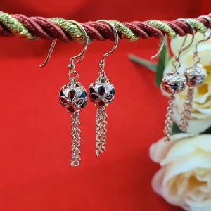 ต่างหูนากลงยาห้อยระย้า ต่างหูเกี่ยว ต่างหูแฟชั่น ชุบนาก  ดีไซน์น่ารัก ใช้ได้ทุกโอกาส ทำจากทองเหลือง พร้อมส่ง