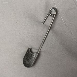 เข็มกลัดตกแต่งเสื้อผ้าแบบสวมสำหรับผู้ชายและผู้หญิง เข็มกลัดคอแบบสวมที่ไม่สมมาตร เครื่องประดับแฟชั่นแบบสวมที่ไม่สมมาตร