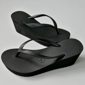 รองเท้าแตะหูหนีบส้นสูงส้นเตารีดยางกันน้ำสไตล์ยุโรปและอเมริกาสำหรับผู้หญิงรองเท้าชายหาดส้นตึกพื้นหนากันลื่นรองเท้าแตะหูหนีบสีดำสำหรับฤดูร้อน