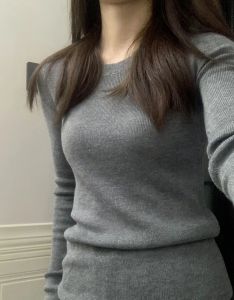 เสื้อชั้นในสตรีคอตั้งแขนยาวทรงเข้ารูปสีเทา แฟชั่นฤดูใบไม้ร่วง/ฤดูหนาว เสื้อสเวตเตอร์ถักแบบสวมหัว ผ้าฝ้ายผสมโพลีเอสเตอร์