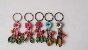 พวงกุญแจลายดอกไม้ เหมาะสำหรับเป็นพวงกุญแจบ้าน พวงกุญแจรถ  ทำจากหนังแท้ No.15