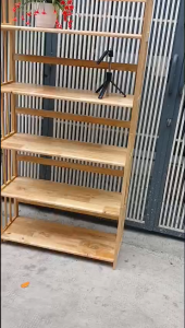 Kệ sách gỗ cao su tự nhiên 5 tầng sâu 28 ngang 80 cm cao 155 cm khung gỗ sáng màu phù hợp để trưng bày sách và đồ trang trí đặt trong không gian nội thất hoặc ngoài trời.