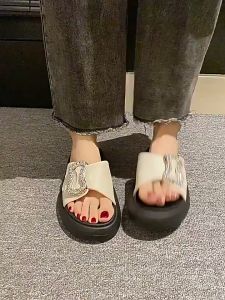 รองเท้าแตะแฟชั่นประดับเพชรหัวเข็มขัดไขว้ พื้นหนา ใส่สบาย แบบสวม มี2สี พร้อมส่งจากไทย