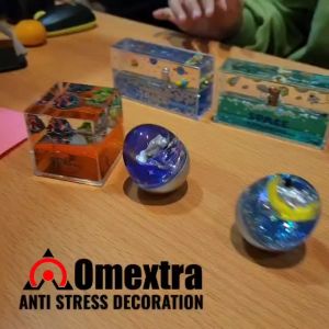 Dekorasi Interior Mobil dengan Omextra Anti Stress dan Astronot Dashboard Pajangan