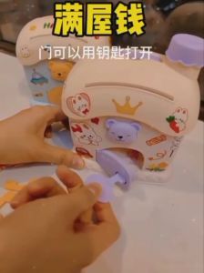 กระปุกออมสินบ้านเห็ด การ์ตูนหมี แถมสติกเกอร์ติด DIY ออมสินของขวัญเด็ก บ้านจิ๋วออมตังค์สีพาสเทล มีกุญแจปิด-เปิด ราคาที่สะดวกสบาย