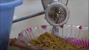 Multi-Size Animal Feed Pellet Maker with 3-Pin Plug for Dogs Cats Birds and Fish - Washable & Upgradeable Pet Food Processor