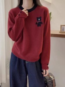 เสื้อสเวตเตอร์ถักนิตติ้งลายหมีน่ารักสำหรับผู้หญิง ฤดูใบไม้ร่วง/ฤดูหนาว 2025 ใหม่ล่าสุด เสื้อผ้ายุโรป เทรนด์ใหม่ สีแดง เสื้อผ้าขนสัตว์เนื้อนุ่ม