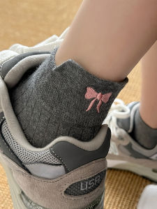 ถุงเท้าสั้นผีเสื้อสีเทาเข้มสําหรับผู้หญิงฤดูร้อนผ้าฝ้ายบางสไตล์บัลเล่ต์กลางลูกวัวปักถุงเท้าไม่มีกระดูก