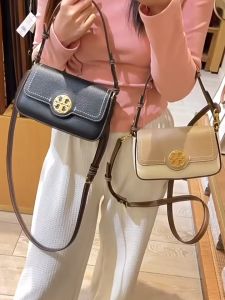 T-style single-shoulder bag made of sheepskin with a crossbody strap a flip-top cover a zipper closure and a handbag design. It can also be carried as a tote bag