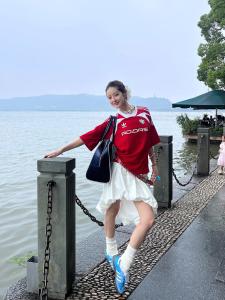 กระโปรงทรงบานสีขาวสไตล์อเมริกันย้อนยุค กระโปรงทรงเอเอวกลาง ฤดูใบไม้ผลิและฤดูร้อน สำหรับผู้หญิง กระโปรงทรงบานสีพื้น