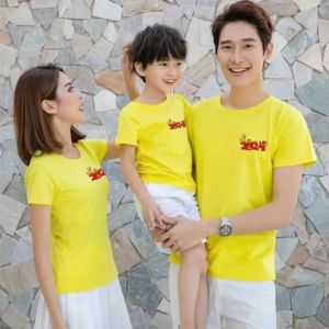2024ชุดพ่อแม่ลูกใหม่เสื้อยืดคู่แขนสั้นครอบครัวสามคนและสี่ชุดครอบครัวสำหรับเด็กผู้ชายและเสื้อยืดคอกลมเด็กหญิงเสื้อยืด CNY ปีมังกร