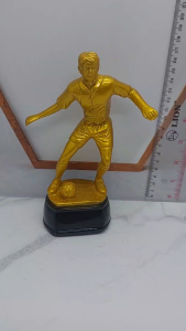 Piala trophy sepak bola futsal pemain terbaik/best player warna emas tinggi 17 cm