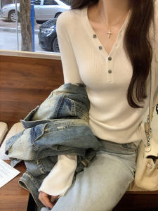 เสื้อสเวตเตอร์ถักแขนยาวสไตล์เกาหลีสำหรับผู้หญิงในฤดูใบไม้ร่วงและฤดูหนาว เสื้อชั้นในคอวีทรงเข้ารูป แฟชั่น เสื้อเชิ้ต