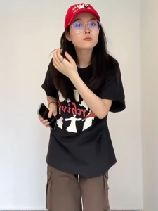 T-Shirt Wanita Lengan Pendek Oversize - Motif Vintage Korea/Japan  Katun Tipis Bernapas 2025  Desain Sweet Look Kerah Bulat Slim Fit  Baju Ukuran Besar Gaya Streetwear Korea  Modis  Serbaguna  Tops  Gaya segar dan sederhana  Santai  Pakaian  Nyaman