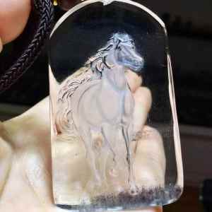 จี้แฟชั่นรูปม้าคอร์เวทท์สีฟ้าขนกระต่ายคริสตัลสีน้ำเงินขนกระต่ายสีฟ้าใสสะอาดคริสตัลตัวเครื่องสีขาวบริสุทธิ์แกะสลักอย่างประณีตจิตวิญญาณลองมาสุขภาพและอายุยืนขนาด: 66*40*8.5มม.