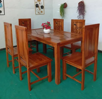 Meja makan kayu jati dengan ukiran dilengkapi enam kursi cocok untuk ruang makan.