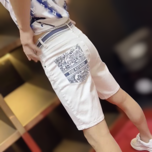 กางเกงขาสั้นยีนส์ทรงตรงผู้ชายทรงสลิมฟิต กางเกงขายาวห้าส่วน สไตล์ญี่ปุ่นหรูหรา ลายพิมพ์หลัง ทรงหลวม ใส่สบาย สำหรับฤดูร้อน