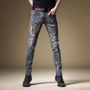 กางเกงยีนส์แบบใหม่ฤดูใบไม้ผลิและฤดูใบไม้ร่วงกางเกงขายาวลำลองสไตล์ชนเผ่าลายเสือปักลายมีเอกลักษณ์แฟชั่นสไตล์จีนขาเดฟเข้ารูปแบรนด์ยอดนิยมสำหรับผู้ชาย