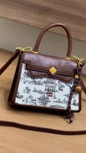 túi xách tay + đeo chéo nữ chio họa tiết trắng đen size 21cm kèm charm cún