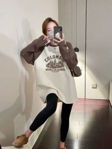 เสื้อยืดคอกลมแขนยาวทรงหลวมผ้ากำมะหยี่ฤดูหนาวสำหรับผู้หญิง เสื้อชั้นในป้องกันสะโพก ทรงหลวม ปกติ