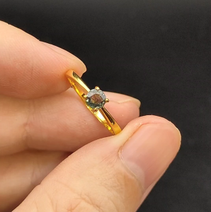 แหวนพลอยเขียวส่องจันทบุรี (Green Sapphire) ตัวเรือนCopper ผสมเงิน ชุบทอง สีเขียวก้านมะลิ ไซส์นิ้ว 54 หรือ เบอร์ 7 US พลอยแท