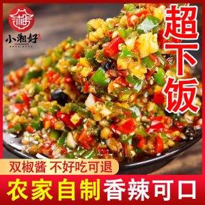 Home-made chili sauce super spicy rice sauce bottled garlic green and red chopped chili spicy rice sauce Chinese specialty made chili sauce