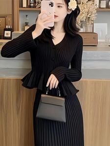 Elegant V-Neck Knitted Top And High Waist Mini Skirt Womens Fashion Set Autumn New Arrival Slimming Design Button Sleeve