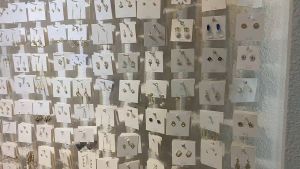 ต่างหูมีสไตล์หรูหราสไตล์ฝรั่งเศสสำหรับผู้หญิงต่างหูเพทายฝังไมโครอารมณ์ที่โอ้อวดต่างหูแบบเดียวกับที่นิยมในโลกออนไลน์