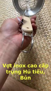 Vợt trụng mìhủ tiếu sâu lòng dạng vòng inox loại dày cao cấp cán gỗ Thiết kế các mắt lưới dày thích hợp sử dụng trong việc chần mì bún phở hoặc múc thực phẩm ráo nước một cách dễ dàng tiện lợi