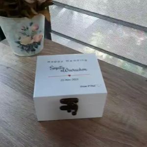 กล่องดนตรี MP3 ใส่วงจรเซ็นเซอร์แสง ในกล่องไม้เหลี่ยม ลงเพลงได้ตามต้องการ ปริ้นรูปที่ฝา ส่งรูปและเพลงมาทางข้อความค่ะ