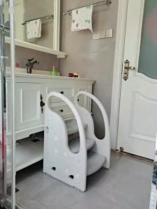 Hand Wash Child Step Stool For Kids Baby Step Ladder Bathroom Stool Toddler Standing Tower Childrens Stairs and Stairs Bathroom Foot Stool 踩脚凳小凳子