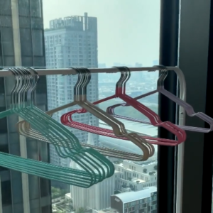 รุ่นใหม่ ไม้แขวนเสื้อเคลือบซิลิโคน 80 ชิ้น รุ่นใหม่บางเบากว่าเดิมแต่มีความแข็งแรงและทนทาน มี 11 สีให้เลือก สีสดมาก พร้อมจัดส่งในไทย