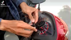 Kẹp điện thoại xoay 180 dán đồng hồ xe máy