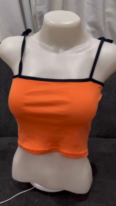 สายเดี่ยวทรงเกาะอกแบบผูกไหล่ฟรีไซด์ มีให้เลือกหลายสี ผ้ายืดตามตัว