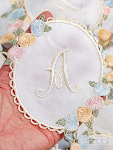 ผ้าปะติดตกแต่งลายดอกไม้สีฝัน ผ้าปะติดลายลูกไม้ ผ้าปะติดลายตัวอักษร a ผ้าปะติดตกแต่ง DIY ทำมือ สำหรับตกแต่งบ้าน