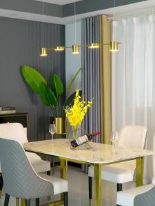 Nordic Modern Black Dining Table Lamp Art Pendant Lamp Living Room Dining Room Ceiling Adjustable Pendant Lamp Indoor Lighting