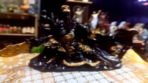 Tượng Quan công để xe ô tô - trưng bày bàn làm việc .