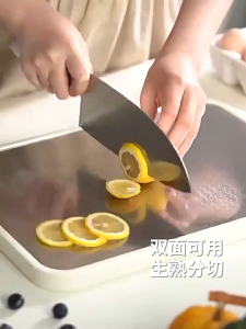 MONQIQI เขียง pp+สแตนเลสเกรดอาหาร 316 ต้านเชื้อแบคทีเรียที่แข็งแกร่ง99.99% ใช้ได้ทั้ง2ด้าน มาพร้อมเครื่องบด กันการรั่วไหล การออกแบบยืน เขียงพลาสติก