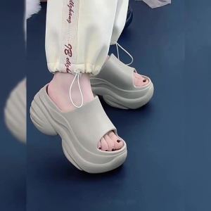 รองเท้าแฟชั่นเสริมส้นผู้หญิง งานสวย ดีไซน์เก๋ น้ำหนักเบา ใส่สบายเท้ามากรุ่นนี้ พร้อมส่งงานสวยๆให้เลือกซื้อหลายสี ใครยังไม่มีรุ่นนี้พลาดไม่ได้ กดสั่งเลย