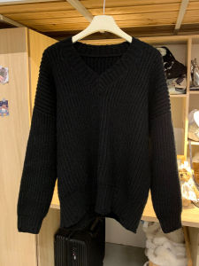 เสื้อสเวตเตอร์คอวีสีดำสไตล์เกาหลีย้อนยุคสำหรับผู้หญิง ฤดูใบไม้ร่วง/ฤดูหนาว ทรงหลวม นุ่ม สวมใส่สบาย เสื้อถัก