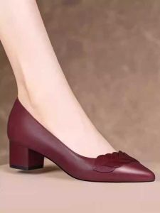 รองเท้าส้นหนาสำหรับผู้หญิง ทรงหัวแหลม ด้านนอกทำจากหนังแท้ พื้นรองเท้ายาง กันลื่น ฤดูใบไม้ผลิและฤดูใบไม้ร่วง รองเท้าส้นกลาง ขนาดใหญ่