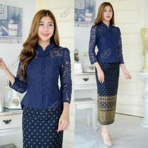 ชุดลูกไม้คอจีนอัดผ้ากาว แต่งกลีบด้านข้าง(เสื้อ+ผ้าถุงป้ายฟรีไซส์ติดตะขอ)