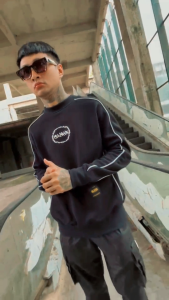 Sweater Crewneck Pria Tebal Ori Kren Hitam Garis Putih