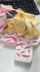 กล่องของขวัญ ของชำร่วย งานแต่ง กล่องกระดาษ ทรงเพชร ใส่แก้วเป๊ก ขนาด 6.5*6.5*6.5 ซม.