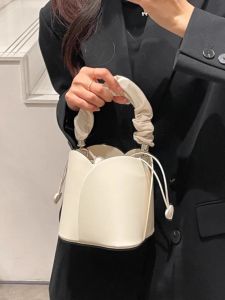 กระเป๋าสะพายไหล่หนังแท้ FMKDA 2025 กระเป๋าสะพายข้างรูปดอกไม้สำหรับผู้หญิง ทรงหีบหัวเราะแบบลำลอง กระเป๋าสะพายข้างแบบสะพายข้าง